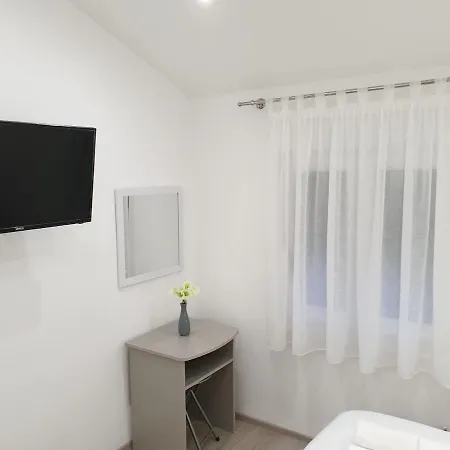 Spacious Loni - Unique Landmark
