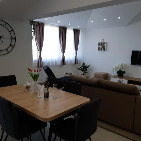 Spacious Loni - Unique Landmark شقة تروغير
